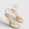 Sandalen mit Riemchen und gehäkelten Blumen sowie High Heels