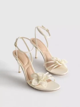 Sandalen mit Riemchen und gehäkelten Blumen sowie High Heels
