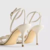 Sandalen mit Riemchen und gehäkelten Blumen sowie High Heels