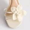 Sandalen mit Riemchen und gehäkelten Blumen sowie High Heels