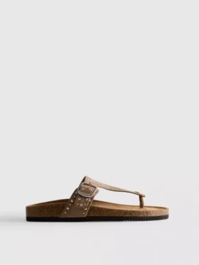 Sandalen mit T-Steg und Nietenbesatz
