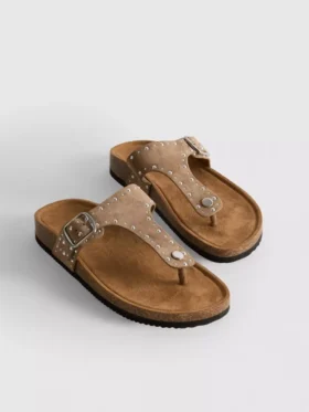 Sandalen mit T-Steg und Nietenbesatz