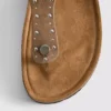 Sandalen mit T-Steg und Nietenbesatz