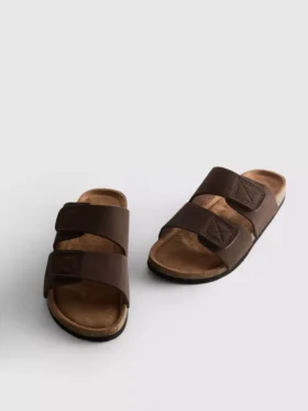 Sandalen mit zwei Riemen