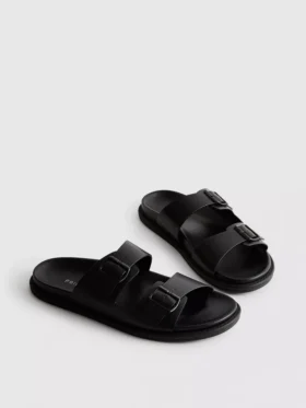 Sandalen mit zwei Riemen