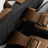 Sandalen mit zwei Riemen