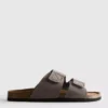 Sandalen mit zwei Riemen und klobiger Sohle