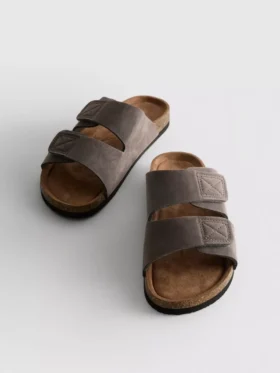 Sandalen mit zwei Riemen und klobiger Sohle