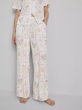 Schlafhose mit weitem Bein und Blumenmuster