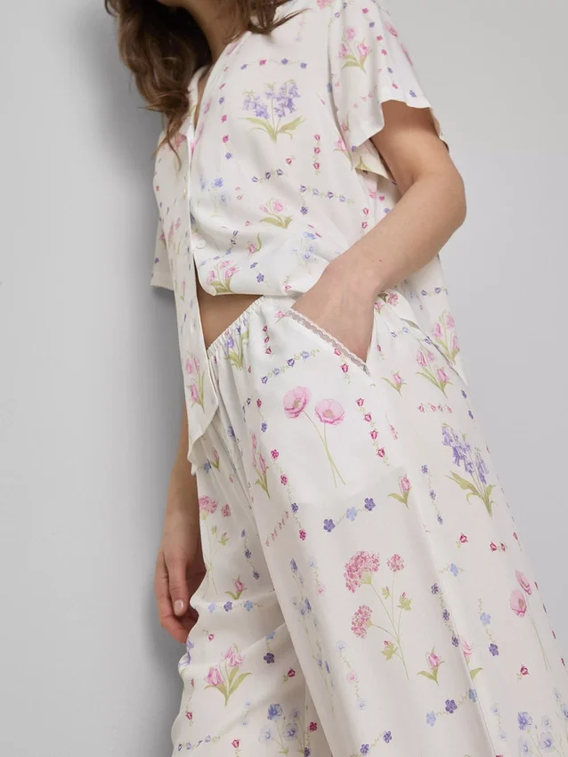 Schlafhose mit weitem Bein und Blumenmuster Schlafhose mit weitem Bein und Blumenmuster
