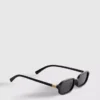 Schlanke Sonnenbrille mit rechteckigen Gläsern Schlanke Sonnenbrille mit rechteckigen Gläsern