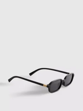 Schlanke Sonnenbrille mit rechteckigen Gläsern