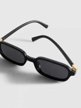 Schlanke Sonnenbrille mit rechteckigen Gläsern