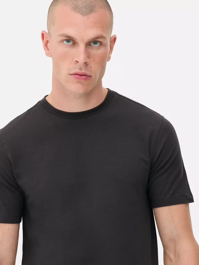 Schmal geschnittenes Stretch-T-Shirt Schmal geschnittenes Stretch-T-Shirt