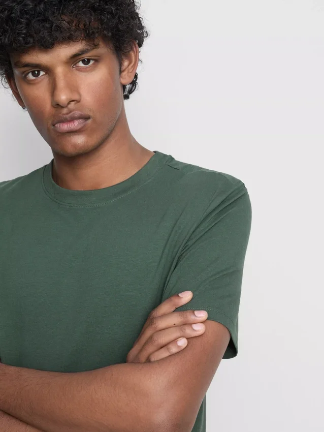 Schmal geschnittenes Stretch-T-Shirt Schmal geschnittenes Stretch-T-Shirt