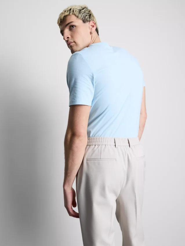 Schmal geschnittenes Stretch-T-Shirt Schmal geschnittenes Stretch-T-Shirt