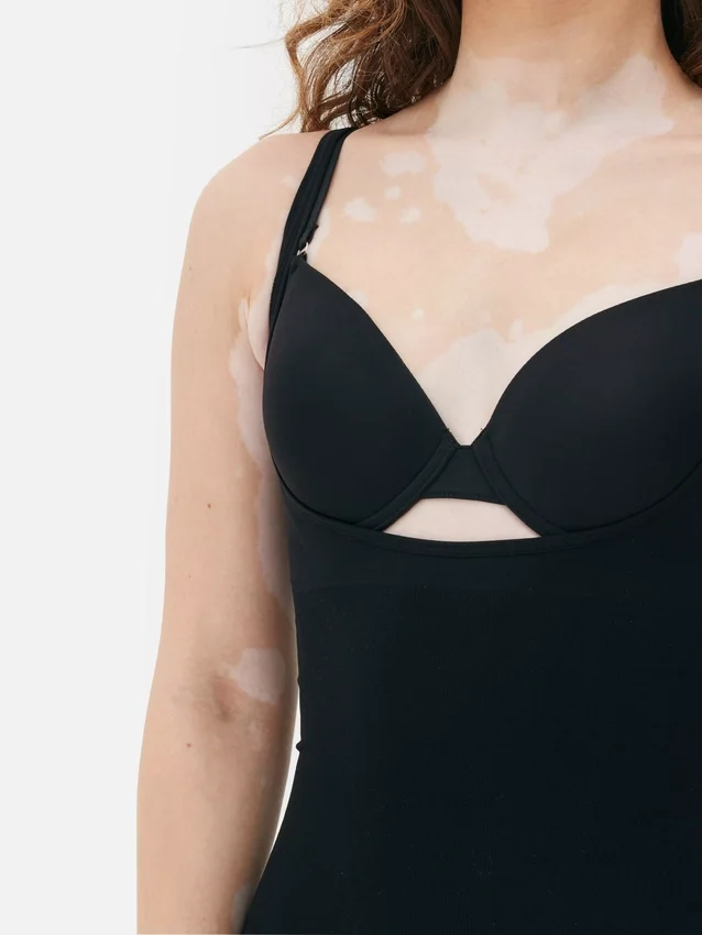 Shapewear-Body mit offenem Brustbereich bis zur Mitte des Oberschenkels Shapewear-Body mit offenem Brustbereich bis zur Mitte des Oberschenkels