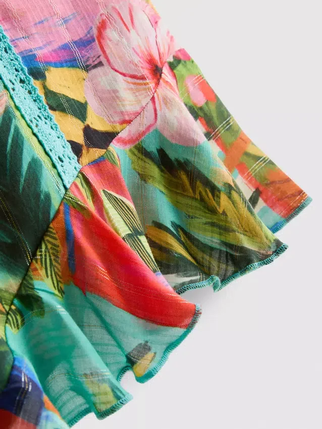 Shorts mit Rüschen und tropischem Print Shorts mit Rüschen und tropischem Print