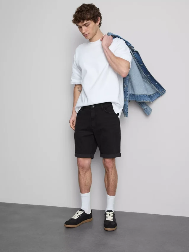 Slim-Fit-Jeansshorts mit mittlerer Leibhöhe Slim-Fit-Jeansshorts mit mittlerer Leibhöhe