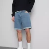 Slim-Fit-Jeansshorts mit mittlerer Leibhöhe Slim-Fit-Jeansshorts mit mittlerer Leibhöhe
