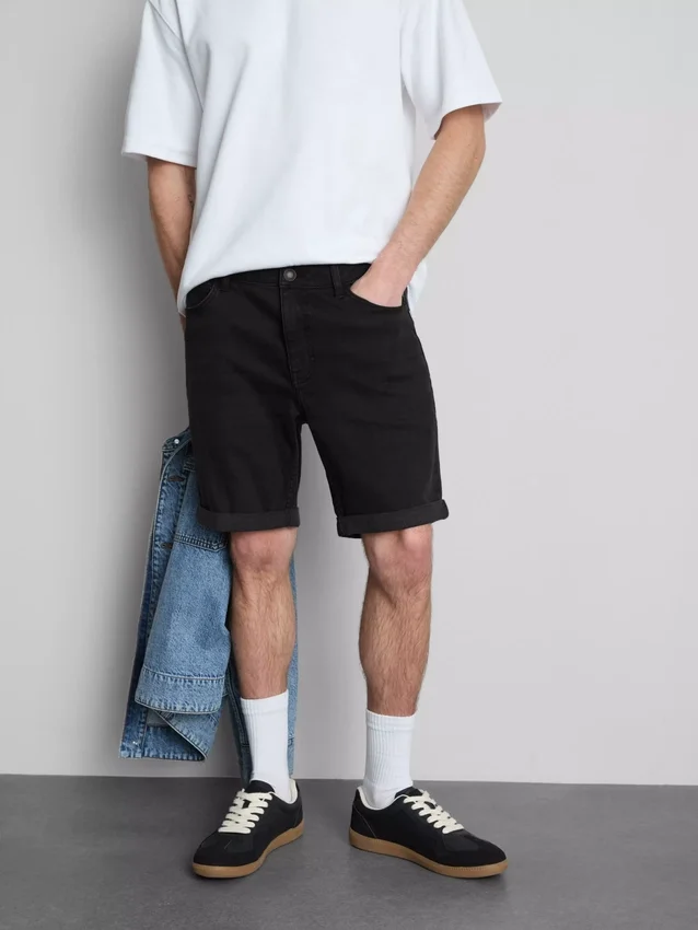 Slim-Fit-Jeansshorts mit mittlerer Leibhöhe Slim-Fit-Jeansshorts mit mittlerer Leibhöhe