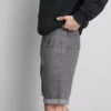 Slim-Fit-Jeansshorts mit mittlerer Leibhöhe Slim-Fit-Jeansshorts mit mittlerer Leibhöhe