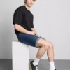 Slim-Fit-Jeansshorts mit mittlerer Leibhöhe Slim-Fit-Jeansshorts mit mittlerer Leibhöhe
