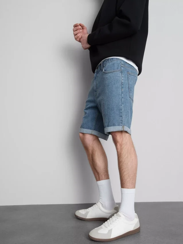 Slim-Fit-Jeansshorts mit mittlerer Leibhöhe Slim-Fit-Jeansshorts mit mittlerer Leibhöhe