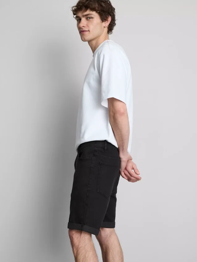 Slim-Fit-Jeansshorts mit mittlerer Leibhöhe Slim-Fit-Jeansshorts mit mittlerer Leibhöhe