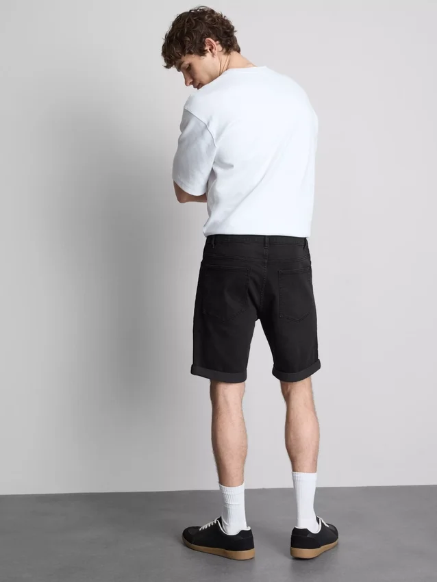 Slim-Fit-Jeansshorts mit mittlerer Leibhöhe Slim-Fit-Jeansshorts mit mittlerer Leibhöhe