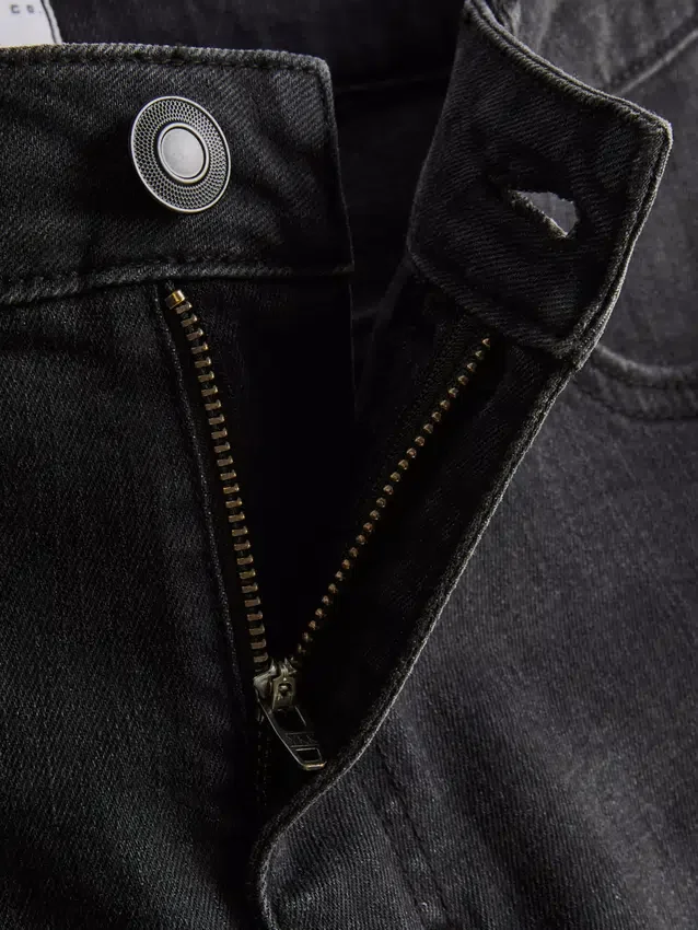 Slim-Fit-Jeansshorts mit mittlerer Leibhöhe Slim-Fit-Jeansshorts mit mittlerer Leibhöhe