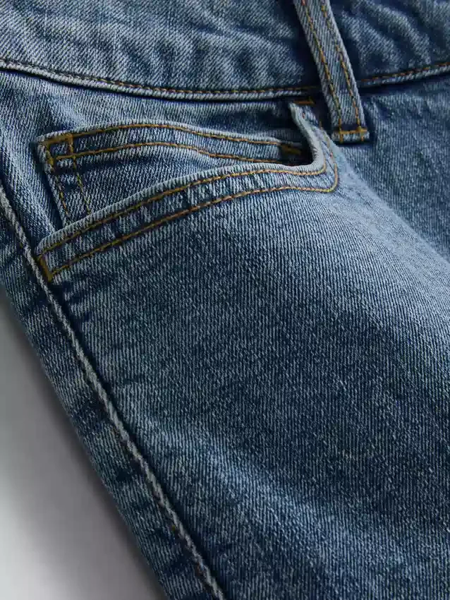 Slim-Fit-Jeansshorts mit mittlerer Leibhöhe Slim-Fit-Jeansshorts mit mittlerer Leibhöhe