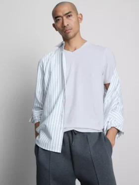 Slim-Fit-Stretch-Hemd mit V-Ausschnitt