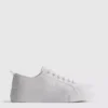 Sneaker mit gestickten Gänseblümchen