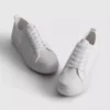 Sneaker mit gestickten Gänseblümchen