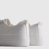Sneaker mit gestickten Gänseblümchen