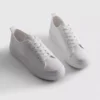 Sneaker mit gestickten Gänseblümchen