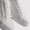 Sneaker mit gestickten Gänseblümchen