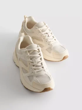 Sneaker mit groben Mesh-Einsätzen Sneaker mit groben Mesh-Einsätzen