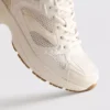 Sneaker mit groben Mesh-Einsätzen