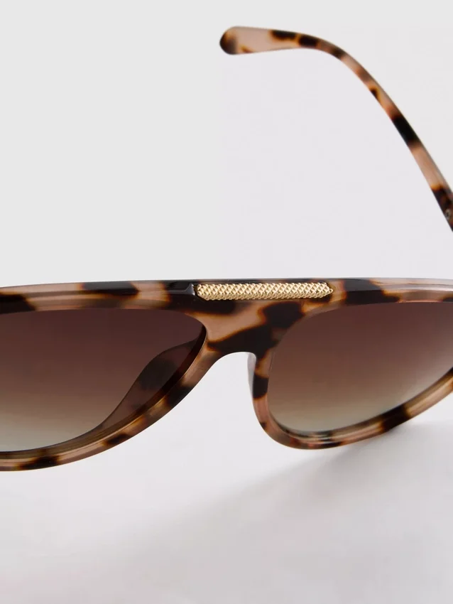 Sonnenbrille im Pilotenstil mit Metallverzierung Sonnenbrille im Pilotenstil mit Metallverzierung