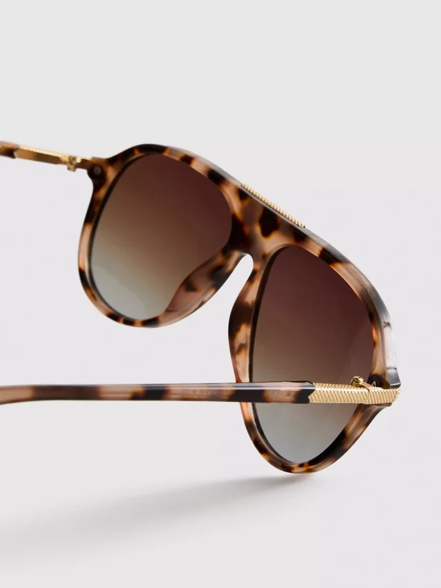 Sonnenbrille im Pilotenstil mit Metallverzierung Sonnenbrille im Pilotenstil mit Metallverzierung