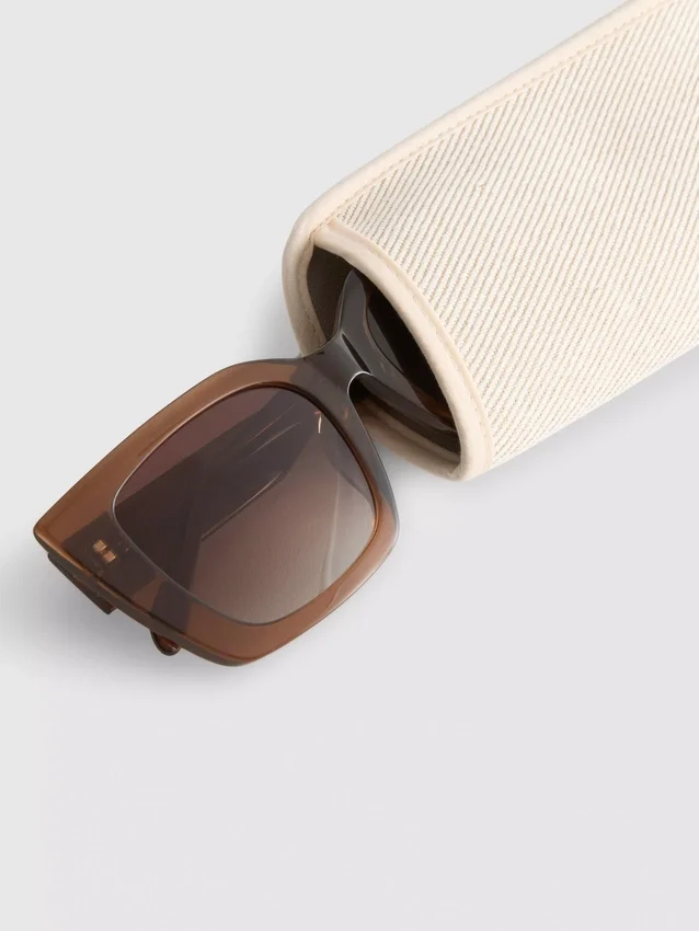 Sonnenbrille mit eckigem Rahmen Sonnenbrille mit eckigem Rahmen