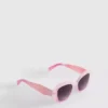 Sonnenbrille mit facettiertem Rahmen
