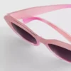 Sonnenbrille mit facettiertem Rahmen
