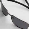 Sonnenbrille mit rechteckigem Rahmen und verspiegelten Gläsern