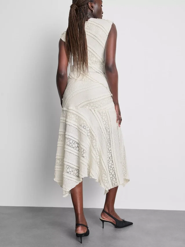 Spitzenrock mit asymmetrischem Saum Spitzenrock mit asymmetrischem Saum
