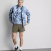 Sportjacke mit Reißverschluss und Trichterkragen Sportjacke mit Reißverschluss und Trichterkragen