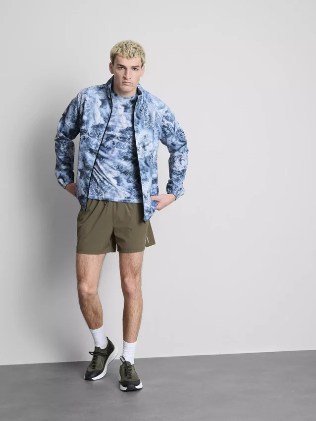 Sportjacke mit Reißverschluss und Trichterkragen Sportjacke mit Reißverschluss und Trichterkragen