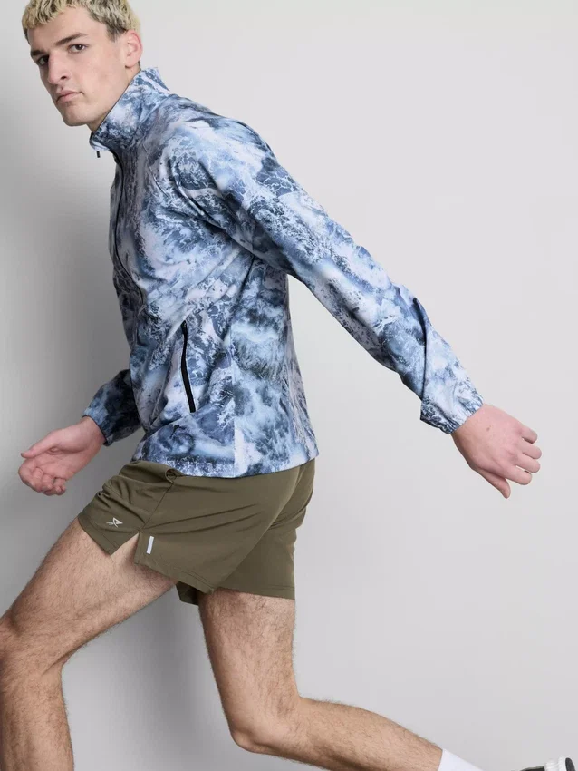 Sportjacke mit Reißverschluss und Trichterkragen Sportjacke mit Reißverschluss und Trichterkragen